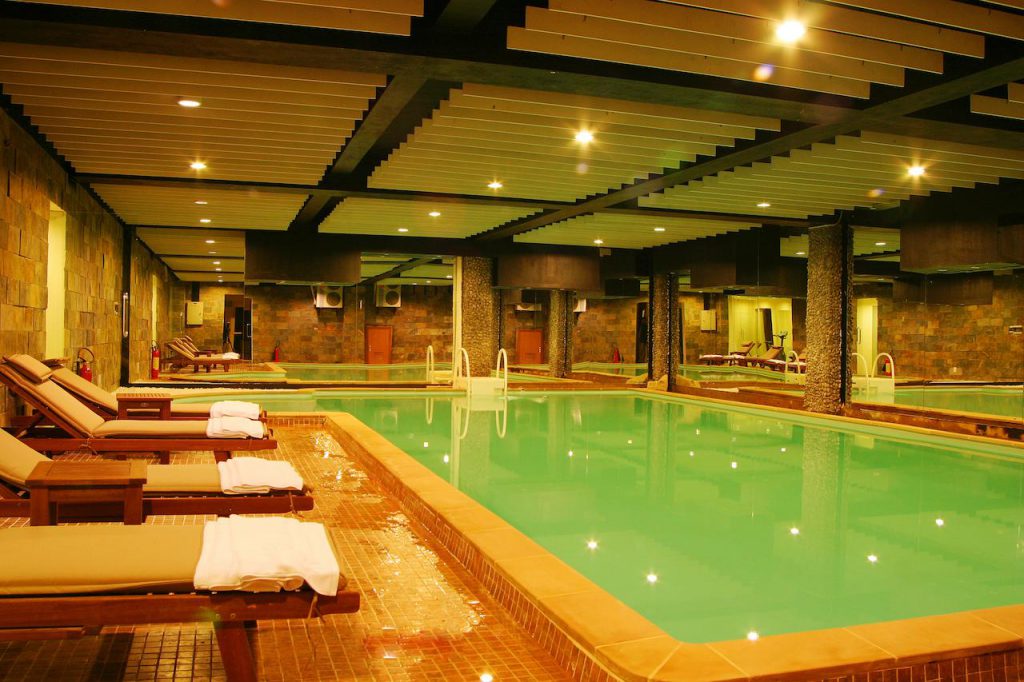 hồ bơi tại khách sạn