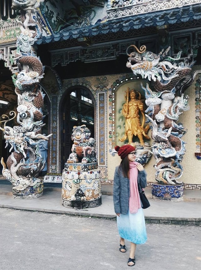 Du khách check in tại chùa Linh Phước