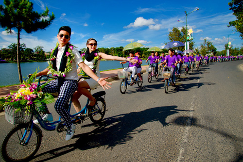 Đi xe đạp đôi quanh Hồ Xuân Hương